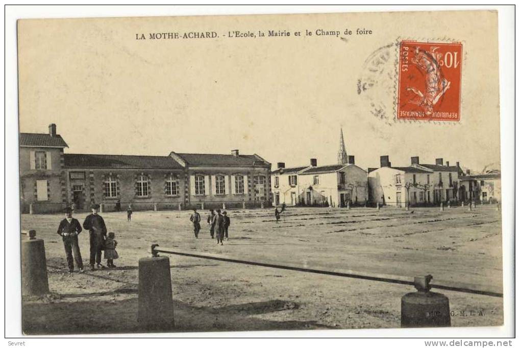 LA MOTHE-ACHARD. - L'Ecole, La Mairie Et Le Champ De Foire - La Mothe Achard