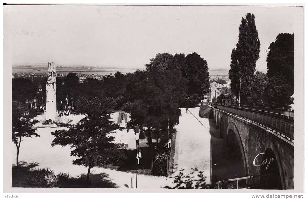 CPSM LAON FUNICULAIRE ET MONUMENT AUX MORTS GUERRE 14 18 TRANSPORT CHEMIN DE FER MILITARIA AISNE - Funicular Railway