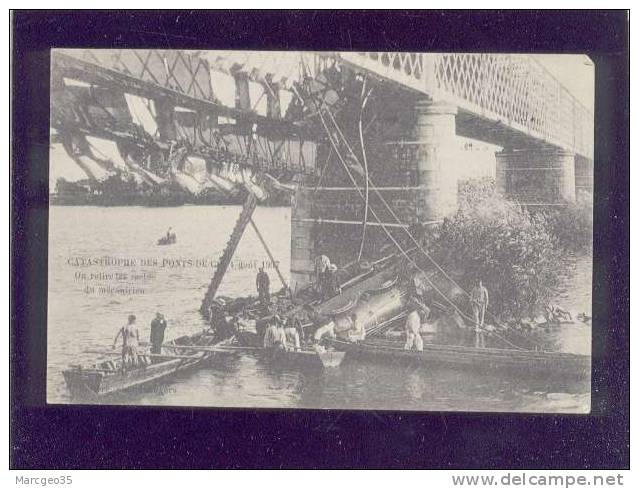 Les Ponts De Cé Catastrophe Du 4 Aout 1907 On Retire Les Restes Du Mécanicien édit.R....? Chemin De Fer  Train - Les Ponts De Ce