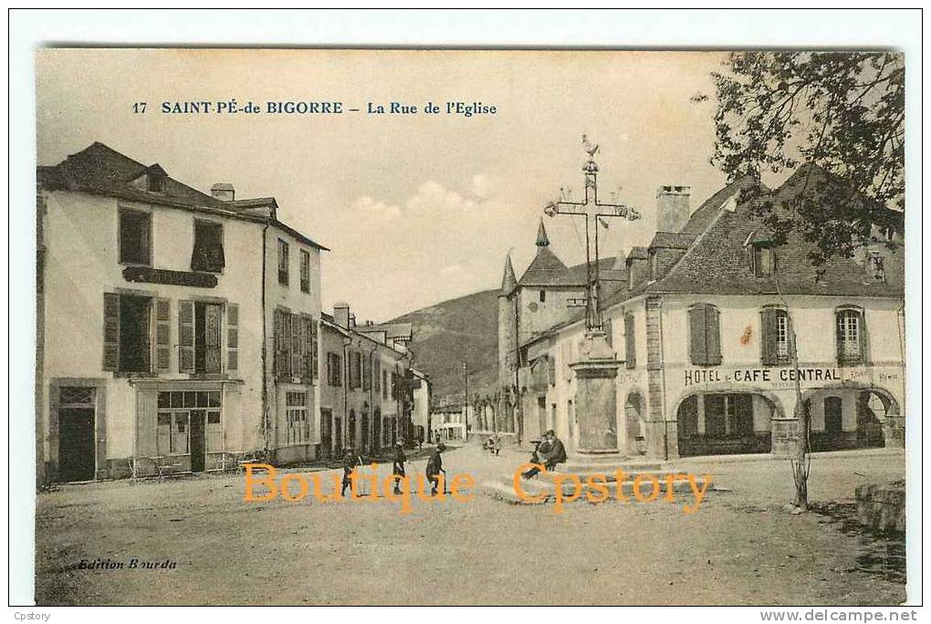 65 - SAINT PE De BIGORRE - La Rue De L'église - Jeu D'enfants Avec Des Cerceaux - Dos Scané - Saint Pe De Bigorre