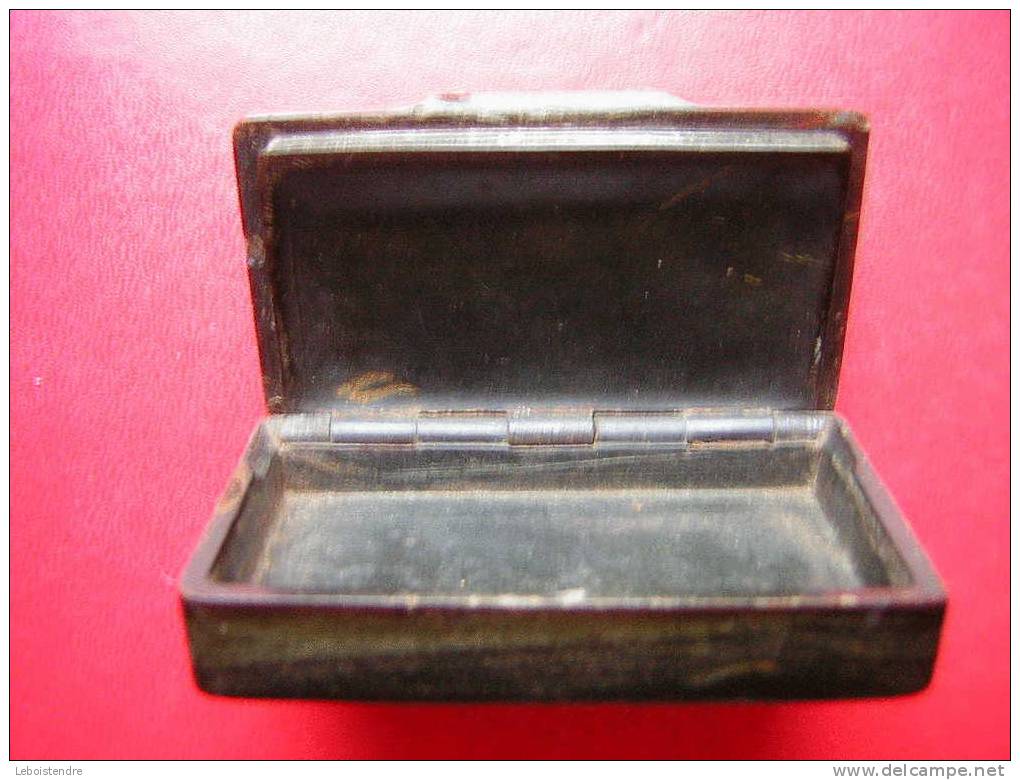 BELLE PETITE TABATIERE TRES CERTAINEMENT D´EPOQUE NAPOLEON III INCRUSTATIONS DE LAITON DANS DE LA CORNE ??OU BAKELITE?? - Cajas Para Tabaco (vacios)