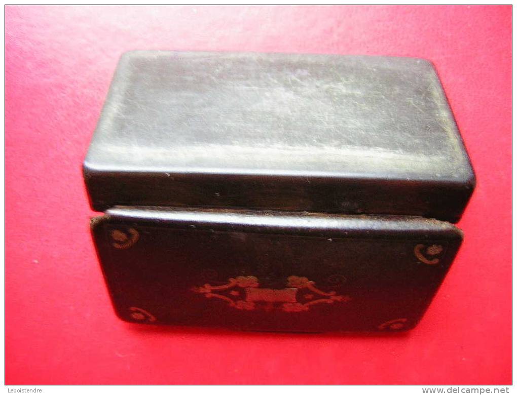 BELLE PETITE TABATIERE TRES CERTAINEMENT D´EPOQUE NAPOLEON III INCRUSTATIONS DE LAITON DANS DE LA CORNE ??OU BAKELITE?? - Cajas Para Tabaco (vacios)