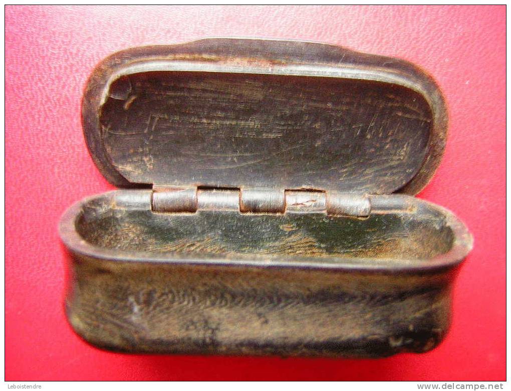 BELLE PETITE TABATIERE TRES CERTAINEMENT D´EPOQUE NAPOLEON III -AVEC INCRUSTATIONS DANS DE LA CORNE ??OU BAKELITE?? - Cajas Para Tabaco (vacios)