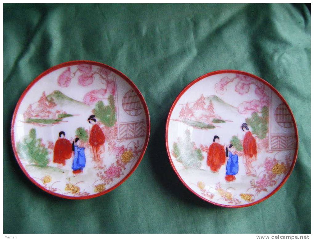 2 Soucoupes Seules- Decor Asiatique-diametre Soucoupe . 11cm- Sans Signature - Art Asiatique