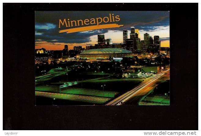 Minneapolis, Minnesota - The Hubert H. Humphrey Metrodome Evening Skyling - Sonstige & Ohne Zuordnung