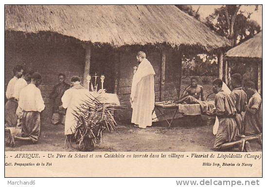 CONGO LEOPOLDVILLE UN PERE DE SCHEUT ET SON CATECHISTE EN TOURNEE DANS LES VILLAGES VICARIAT Coin Du Bas Fatigué état - Kinshasa - Leopoldville (Leopoldstadt)