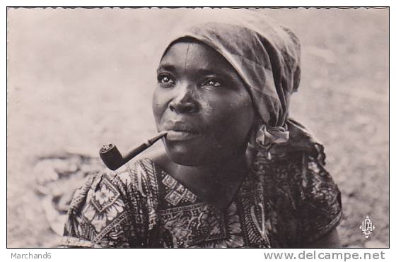 CONGO.BRAZZAVILLE.FEMME  BALALI ..SEMI MODERNE FUMEUSE DE PIPE - Brazzaville