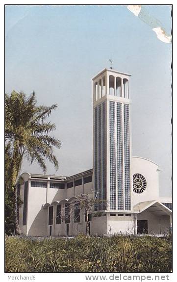 CONGO.POINTE NOIRE.LA CATHEDRALE  ..SEMI MODERNE Abimé Coin Haut Droit Et Bas Gauche Plie - Pointe-Noire