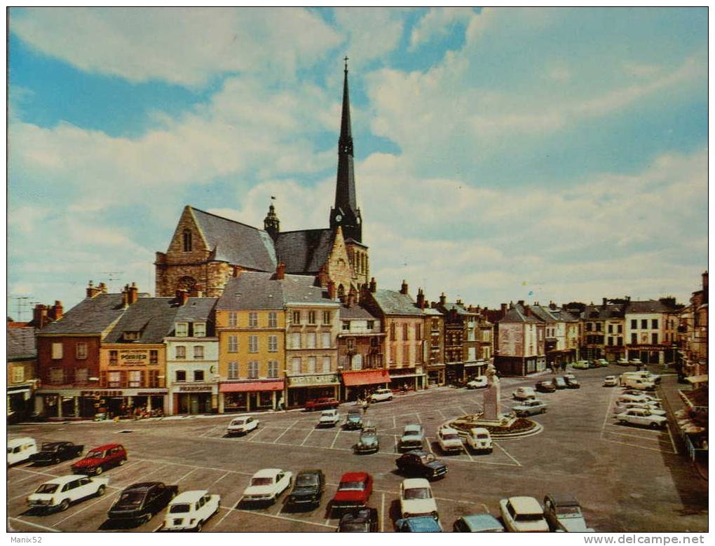 45 - PITHIVIERS - La Place Du Martroi. (Commerces Et Voitures...) - Pithiviers