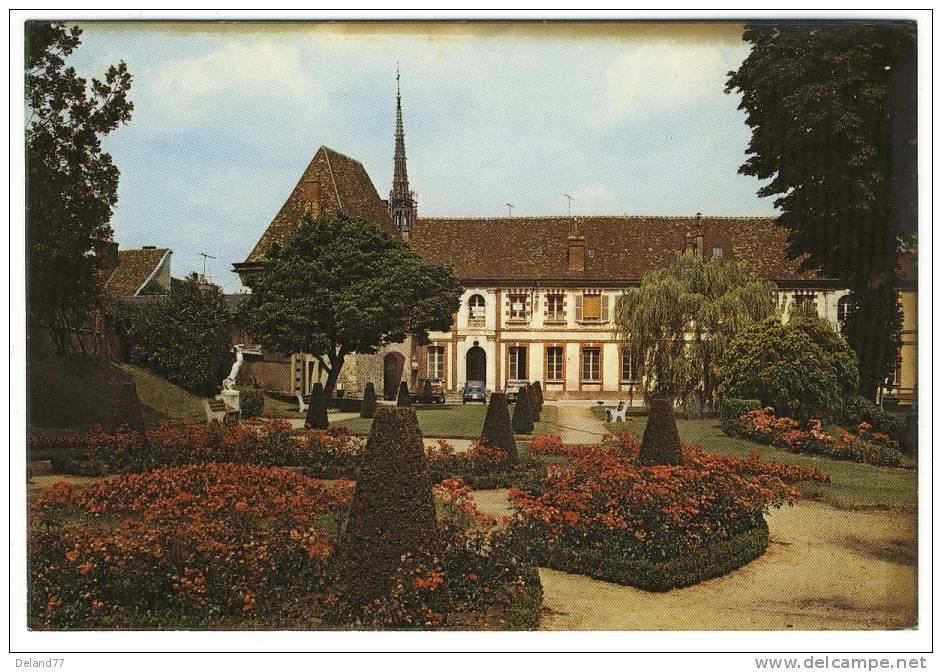 CONCHES - L' Hôtel De Ville Et Les Jardins - Conches-en-Ouche