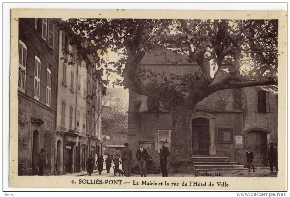 SOLIES- PONT    - La Mairie Et La Rue De L'Hôtel De Ville . Belle Animation. - Sollies Pont