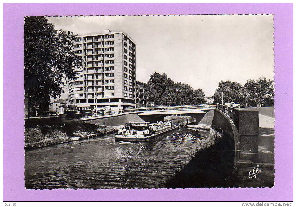 31 TOULOUSE   Le Canal Du Midi  Passage D'une Péniche  (CITERNA) Le Nouveau Pont Riquet ) CPSM  Grd Form 1955 - Embarcaciones