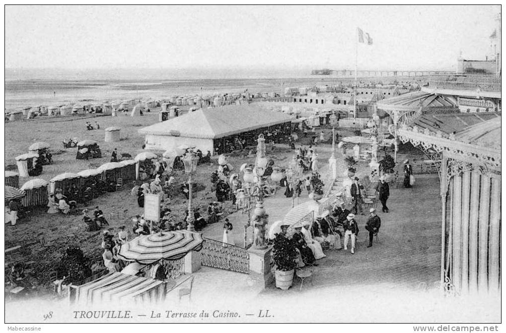 Trouville Le Casino Et La Plage Et La Terrasse Du Casino - Casinos