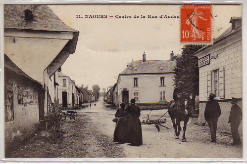 NAOURS  CENTRE DE LA RUE D'AMIENS - Naours