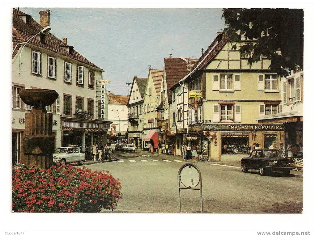 Hagueneau (67) : Place De La République, Magasin Populaire à D Et Magasin Grégoire à G  Environ 1970 (animée). - Haguenau