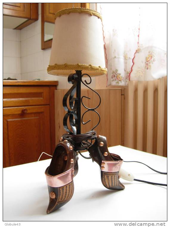 LAMPE DE CHEVET PIED EN FER FORGE ET SABOTS RECOUVERTS DE CUIVRE Ht 34 CM - Lighting & Lampshades