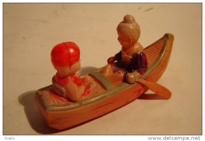 JOUET ANCIEN / Celluloide JAPON / COUPLE D ENFANTS DANS UN CANOE  1950/60 / TRES BEL  ETAT / - Oud Speelgoed