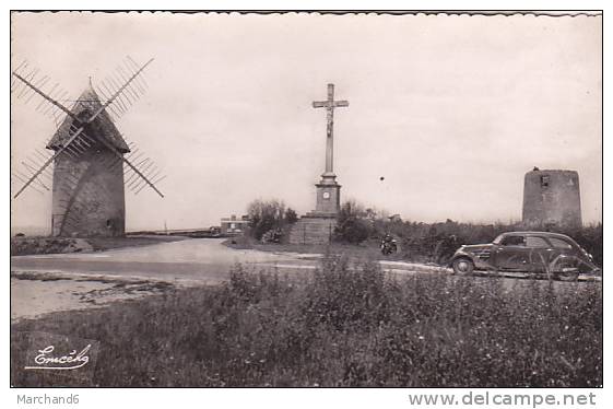 VENDEE.LES HERBIERS.LE CALVAIRE ET LES MOULINS DU MONT DES ALOUETTES VERS L HOTEL  AUTOMOBILE ..SEMI MODERNE - Les Herbiers