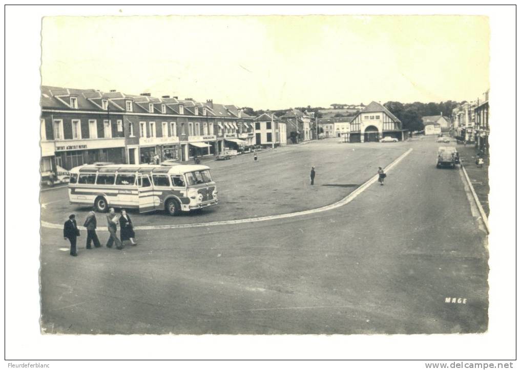 POIX  (80) - CPSM - Place De La République ... Autocar, Bus - Poix-de-Picardie