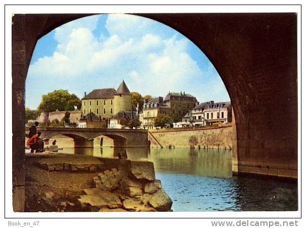 {35719} 53 Mayenne Mayenne , Le Pont Neuf Et Le Château ; Animée Pêcheur ; Ed Artaud N° 22 - Mayenne