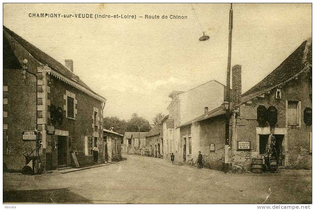 37 . ROUTE DE CHINON .  (  2 POMPES A ESSENCE ) - Champigny-sur-Veude