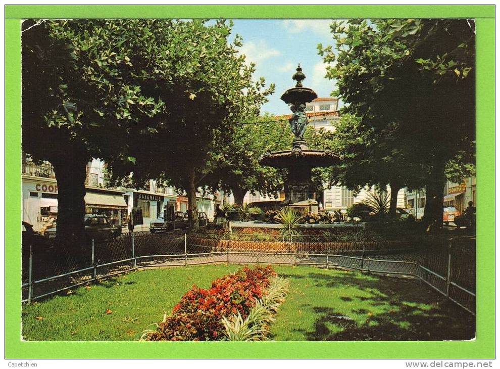 MÈZE - LA PLACE L´HOTEL DE VILLE ET SON JET D´EAU  - Carte Vierge - Mèze