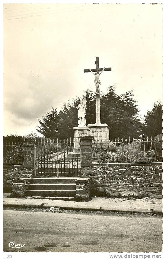 Derval (Loire Inf) - Le Calvaire Et La Statue De Jeanne D'Arc - Derval