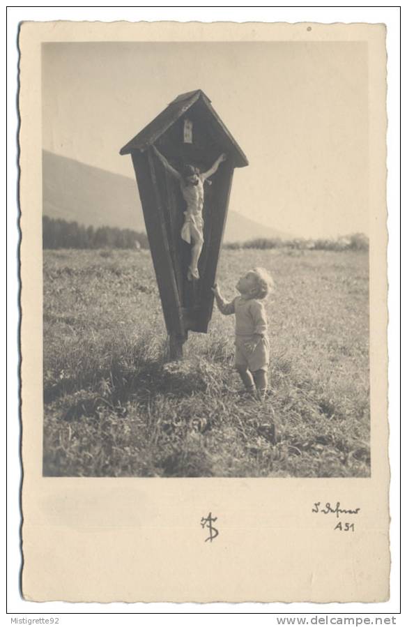 Photo : CALVAIRE (Christ, Crucifixion) Et ENFANT à IGLS Près D'Innsbruck, Autriche. Édition Dr A. DEFNER. N. Et B. - Igls