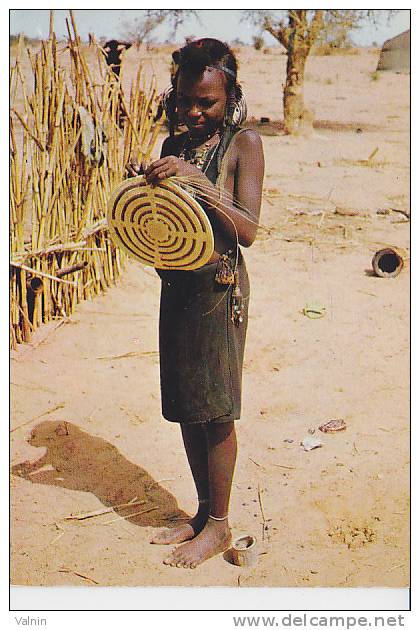 Jeune Fille Bororo Fabricant Du Van - Niger