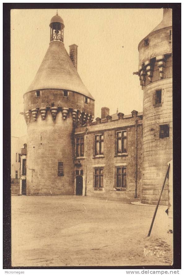 Imposant Donjon Du Château De Jonzac (XV° Siècle) - Jonzac