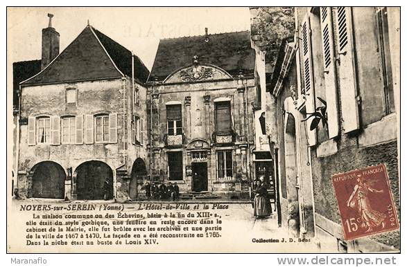 NOYERS-SUR-SEREIN. L'hôtel De Ville Et La Place - Noyers Sur Serein