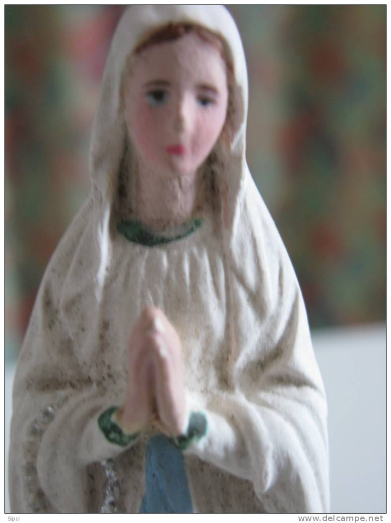 Vierge De Lourdes En Platre Peint Sur Base Carrée Noire- Haut 14 Cm  BE - Religion & Esotericism