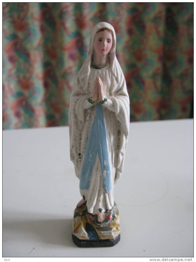 Vierge De Lourdes En Platre Peint Sur Base Carrée Noire- Haut 14 Cm  BE - Religion & Esotericism