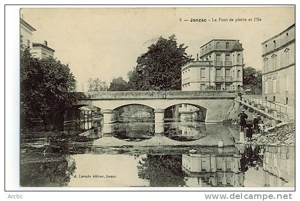 Jonzac  Le Pont De Pierre Et L'ile - Jonzac