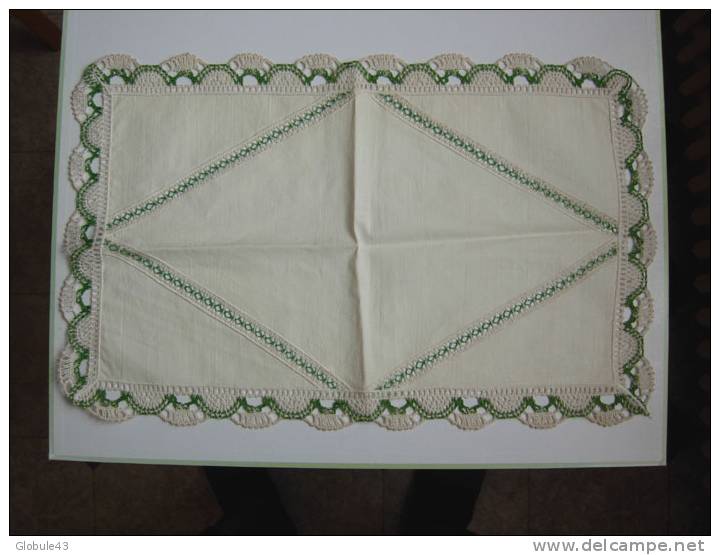 NAPPERON  BORD EN DENTELLE VERT ET CREME  52 X 32 CM - Laces & Cloth