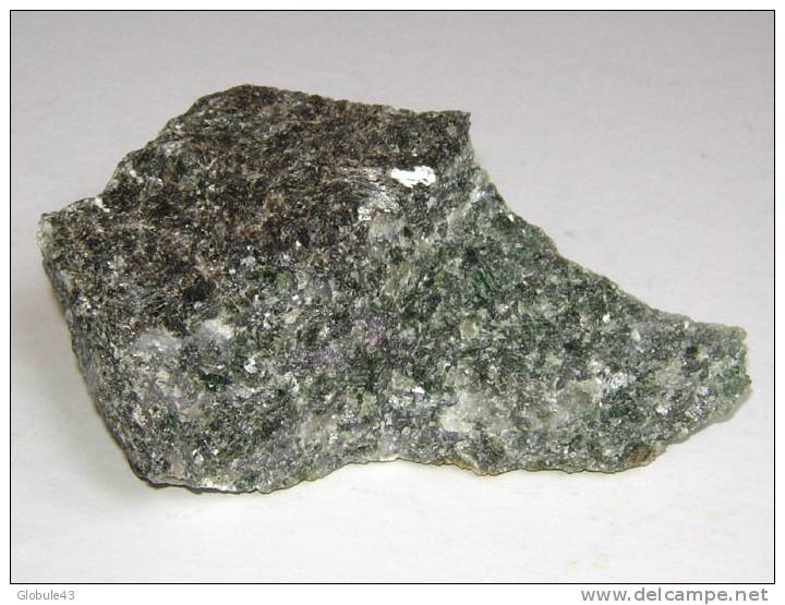 ASSOCIATION AMPHIBOLITE ET PARGASITE  A CORINDON REGION DE BRIOUDE 10 X 5,5 Cm  Avec 4 Rubis A La Limite Des Roches - Minéraux