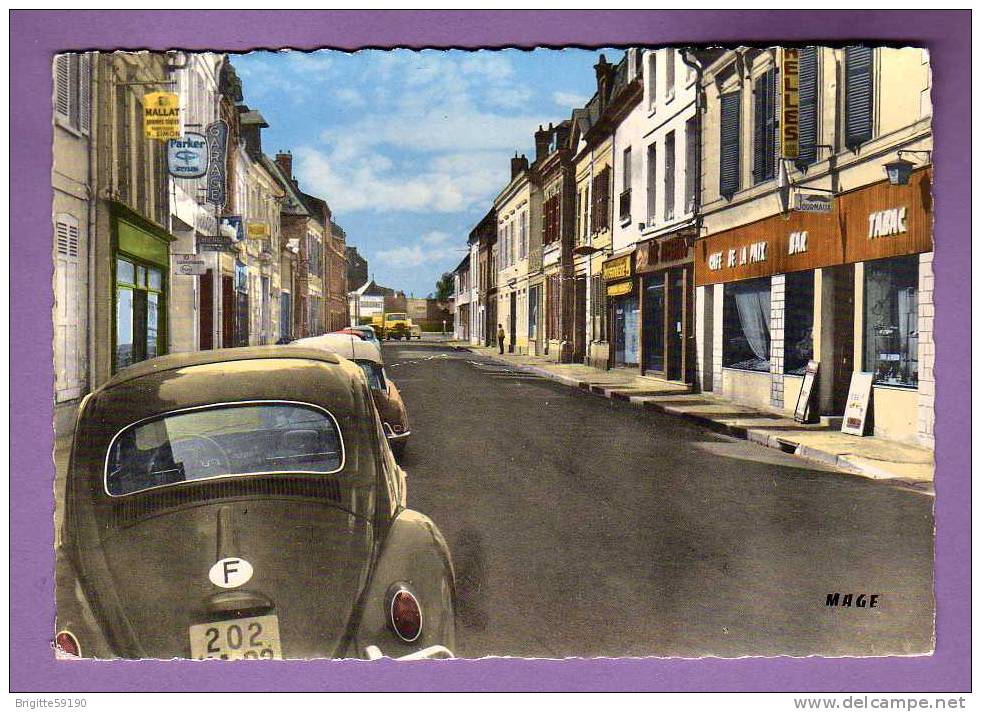 CPSM - 02 - LA FERE -  LA RUE DU BOURGET -  CAFE TABAC DE LA PAIX /  VOLKSWAGEN COX++ - Altri & Non Classificati