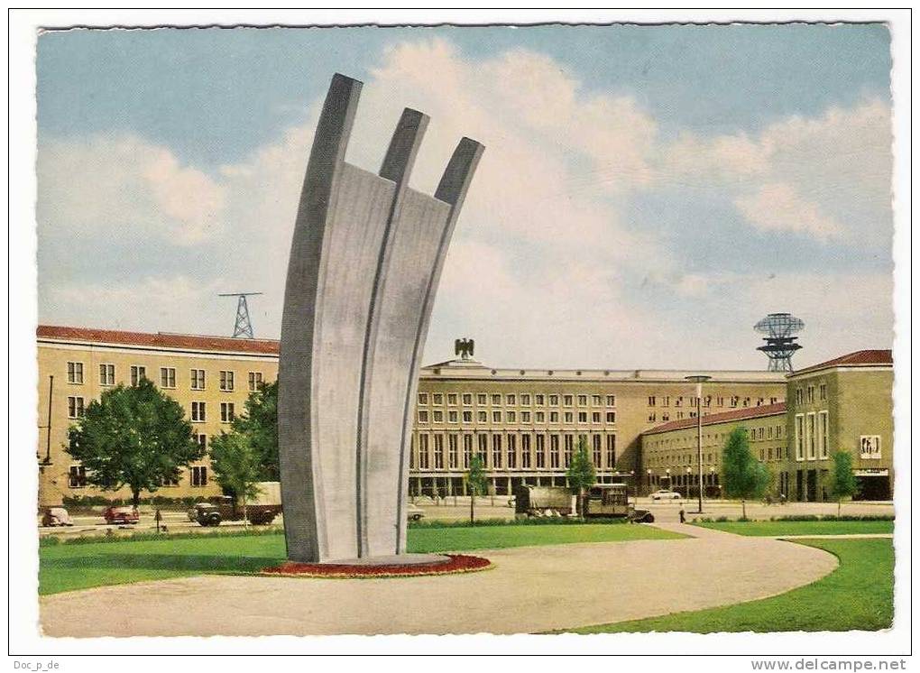 Deutschland - Berlin Luftbrücken Denkmal - LKW - Tempelhof