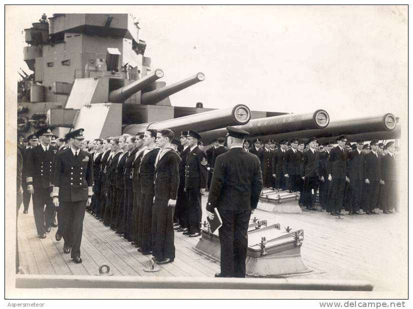 BRITISH OFFICIAL PHOTOGRAPH WAR OFFICE PHOTOGRAPH HIS MAJESTY THE KING GEORGE VI RECENTLY VISITED THE FLEET IN NORTHERN - Célébrités