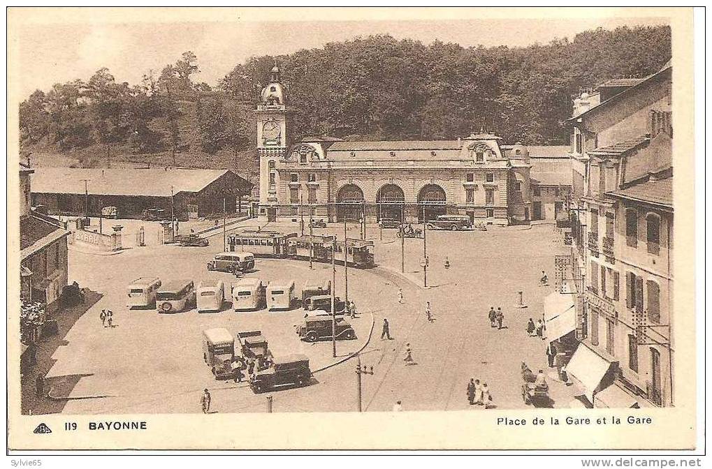 BAYONNE-place Dla Gare Et La Gare Avec Tramways,autobus ,camionnette Etc..(belle Animation). - Bayonne