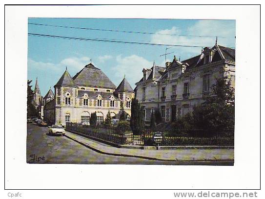 Saint Calais : Les Halles Et La Caisse D'Epargne (banque) - Saint Calais