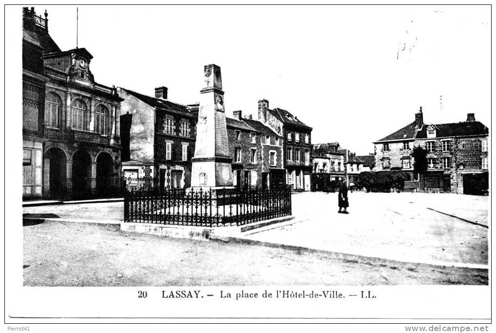 LASSAY LES CHATEAUX -La Place De L´Hôtel De Ville - Lassay Les Chateaux