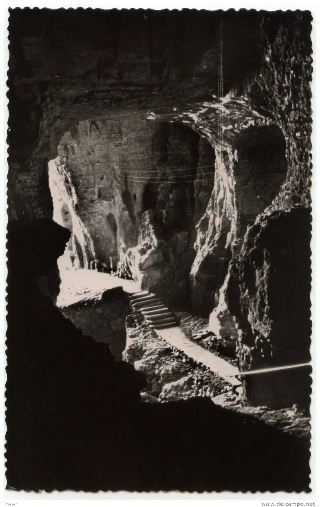 LA BALME -LES-GROTTES (Isère), Sortie Des Grottes, Marches, Visiteur - La Balme-les-Grottes