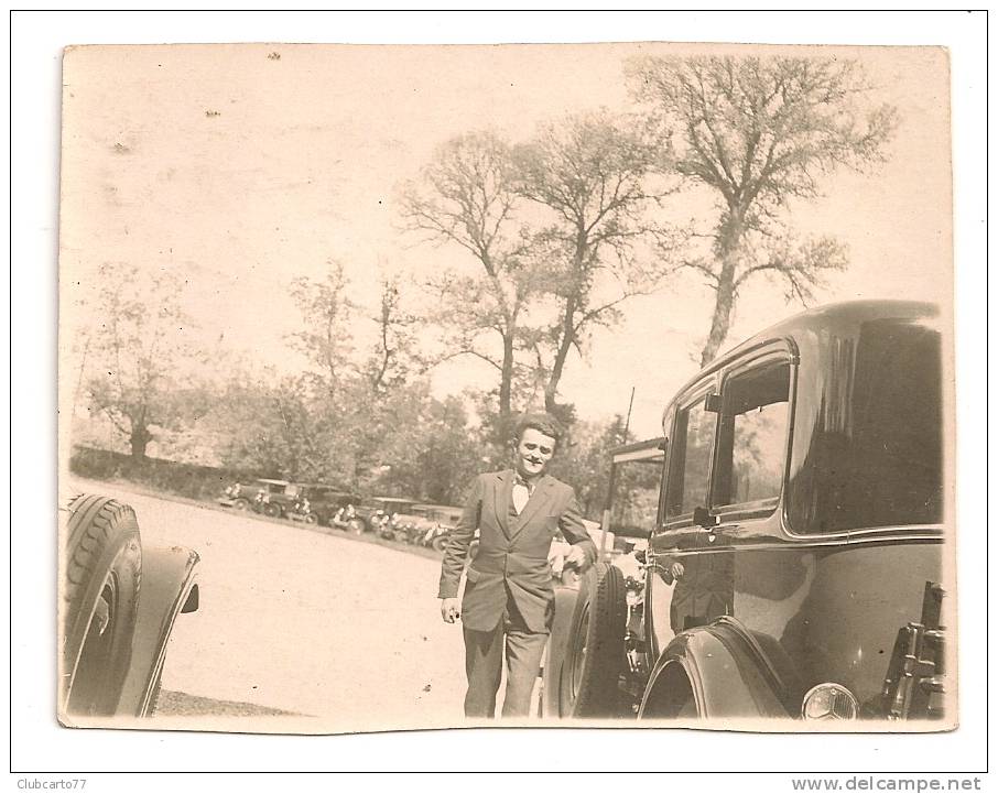 Orgeval (78) : GP D'une Voiture Sur Le Parking Du Restaurant "Le Moulin D'Orgeval" En 1931 (animée) PHOTO RARE. - Orgeval