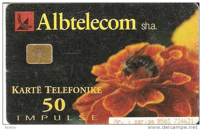 TARJETA DE ALBANIA DE UNA ABEJA  (un Poco Rozada) - Honingbijen