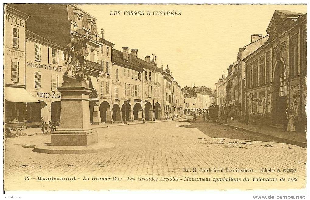 REMIREMONT  -  La Grande-Rue - Les Grandes Arcades - Monument Symbolique Du Volontaire De 1792 - Remiremont