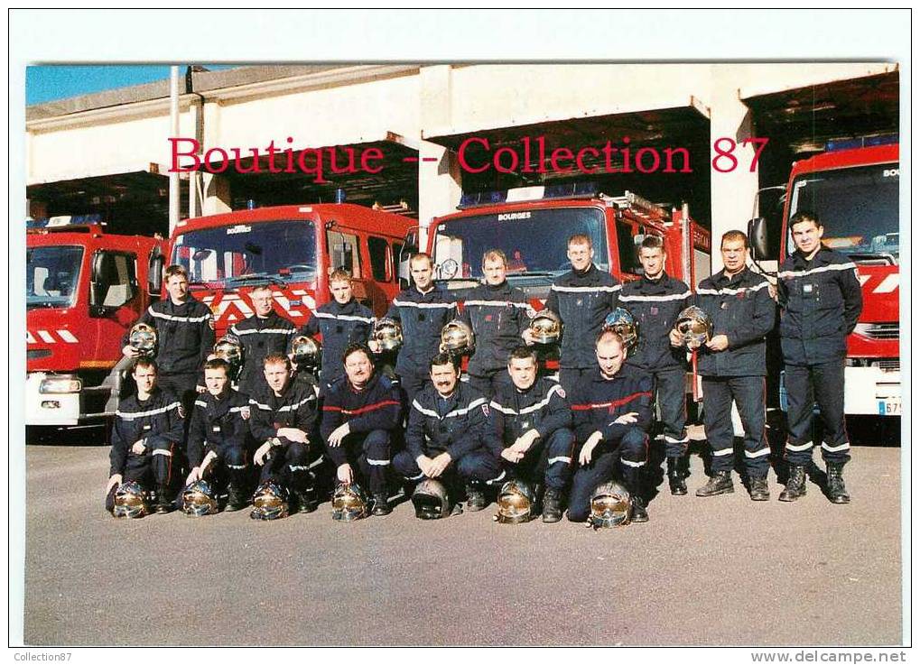 POMPIER - POMPIERS à L´ANCIENNE CASERNE SERAUCOURT De BOURGES - CAMION - FIRE TRUCK - FIREMAN - DOS VISIBLE - Feuerwehr