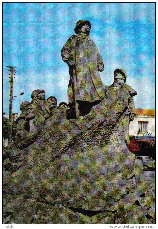 Carte Postale 85. Sainte-Hermine  Monument De Clémenceau Sculpture De Sicard Trés Beau Plan - Sainte Hermine