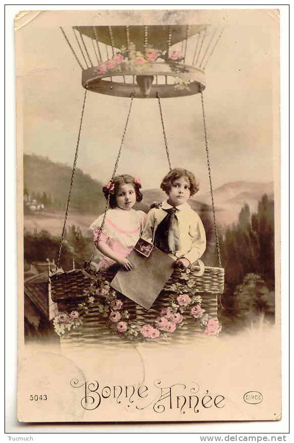 D398 - Surréalisme - Enfants Dans La Nacelle D´une Montgolfière - Luchtballon