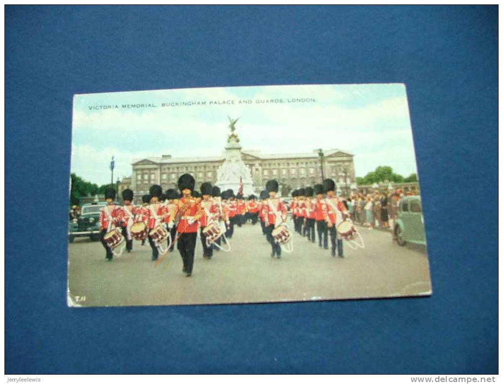 London - Victoria Memorial, Buckingham Palace En Guards - Buckingham Palace